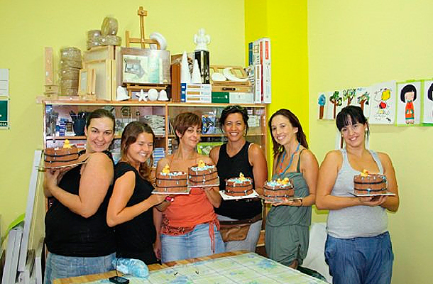 Miriam, Verónica, Lidia, Marycarmen y Mila entusiasmadas creando sus tartas